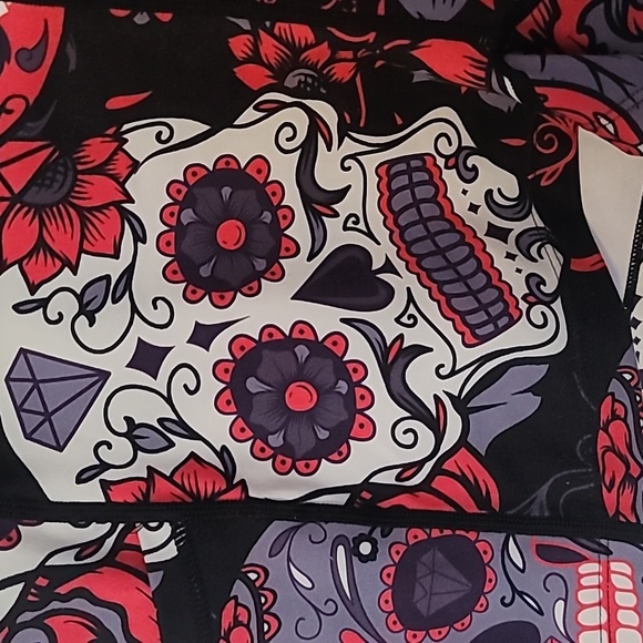 CVG ~ Constantly Varied Gear Skulls & Roses 2.5in Shorts Large - Picture 2 of 4